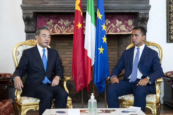 Wang Li corteggia Di Maio: l’amore fra l’Italia e la Cina ucciso dal virus?