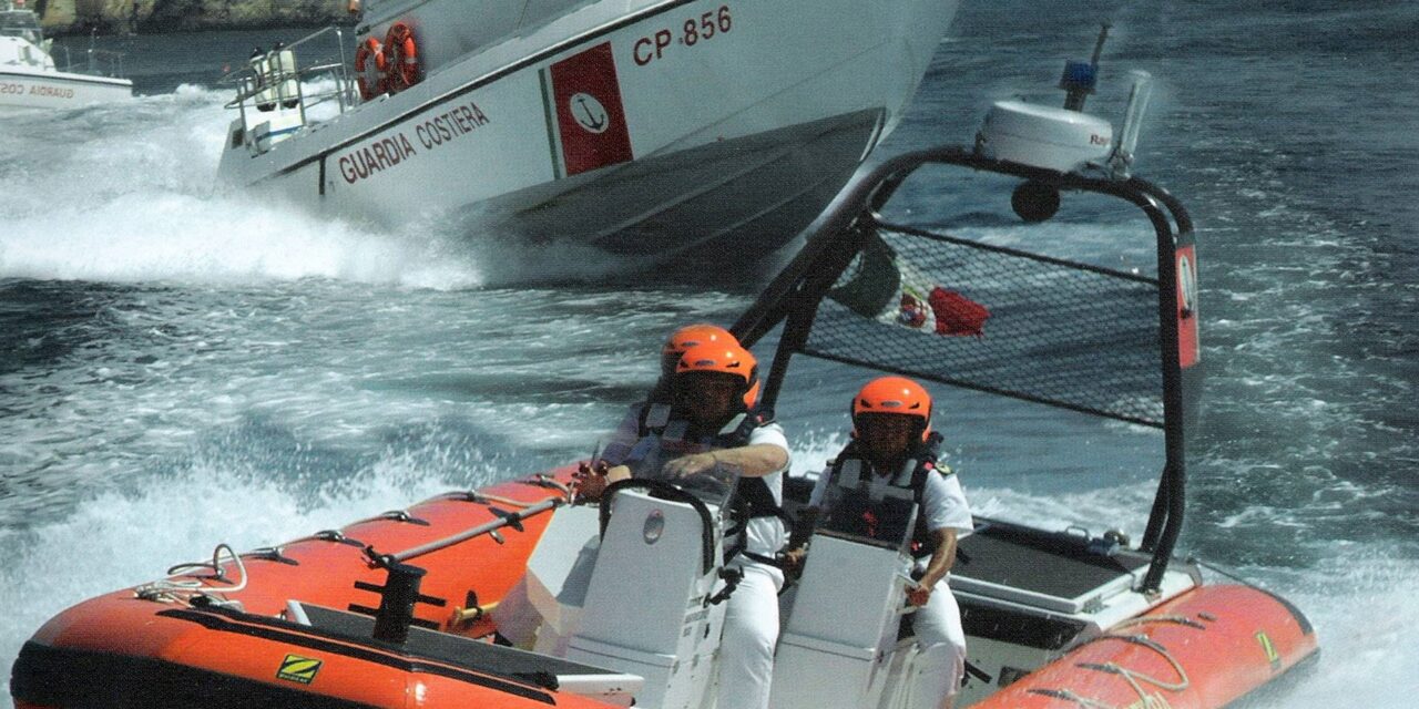 Tempesta sul Garda, Guardia Costiera e Vigili del fuoco in azione per diversi salvataggi