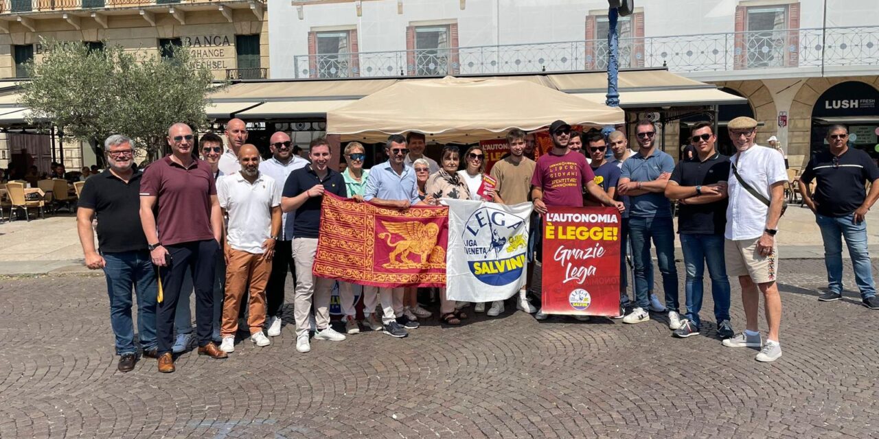 Gazebo della Lega in difesa della legge sull’Autonomia