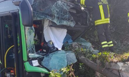 Incidente a Parona. Bus contro muro. Una passeggera morta e 6 feriti