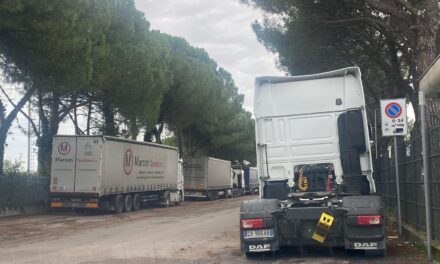 Camion. Situazione critica tra via Velino, via Germania e via Porsche