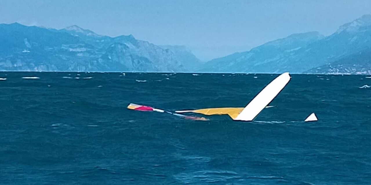 Guardia costiera, salvati oggi due turisti tedeschi ribaltatisi col catamarano a Peschiera