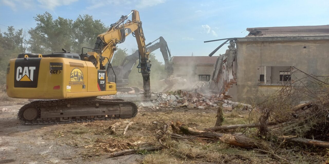 Forte Santa Caterina, sono iniziate le demolizioni degli ex magazzini militari