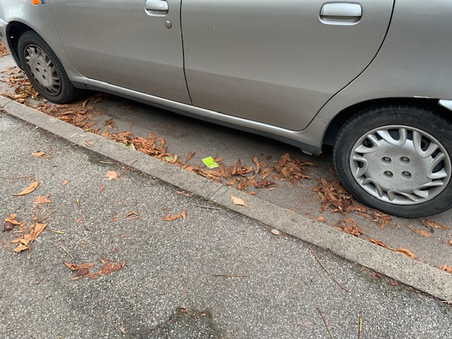 Auto ferme in strada da mesi. Sosta o occupazione di suolo pubblico?