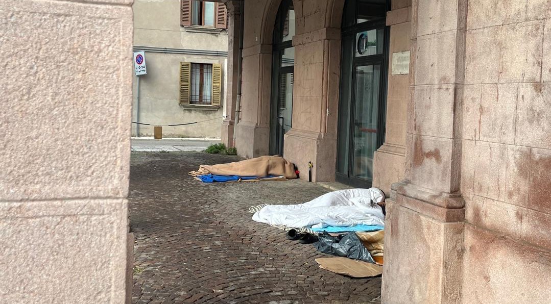 Flavio Tosi: «Via gli homeless da via Pallone. Va delocalizzata la mensa della Ronda della Carità»