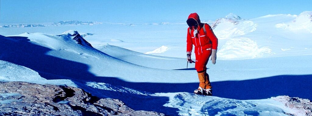 Walter Bonatti è nato alpinisticamente sulle Alpi, ma è diventato anche un grande esploratore: qui era sulle montagne dell'Antartide. Sempre rigorosamente da solo.