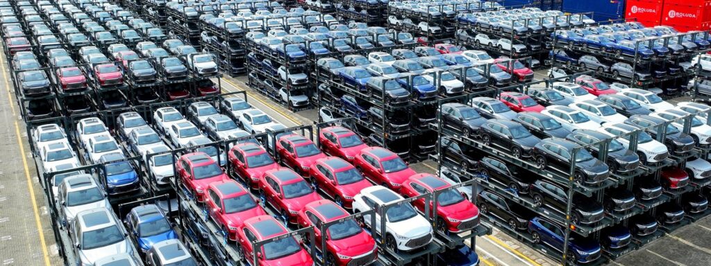 E in Germania il calo delle vendite di auto e la concorrenza con l'elettrico sta riempiendo i depositi