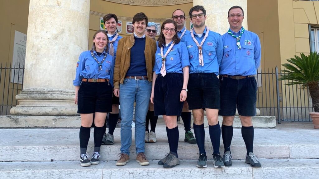 Lassessore alle politiche giovanili del Comune di Verona Jacopo Buffolo e promotori centenario Scout in Arena foto ufficio stampa Comune di Verona