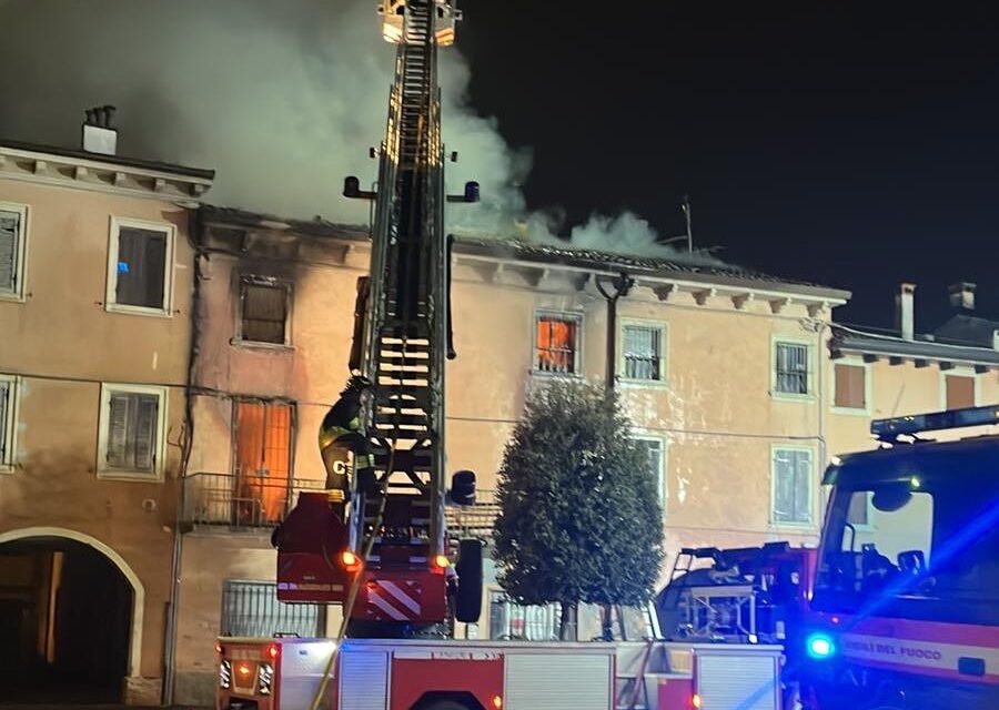 Incendio notturno a Villafranca in via Bixio. Intervenuti i Vigili del Fuoco