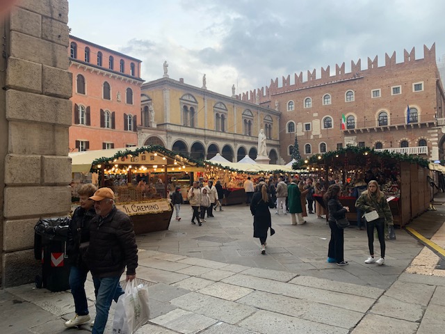 proteste mercatini via pallone