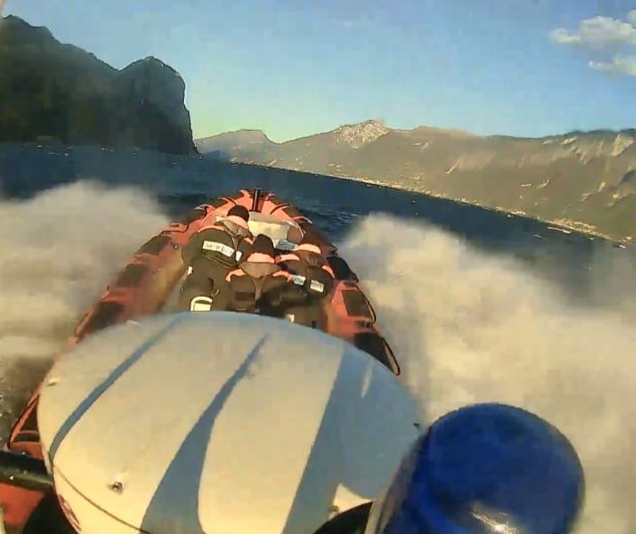 Guardia Costiera, salvato sul Garda windsurfista alla deriva travolto dal vento sino a 30 nodi