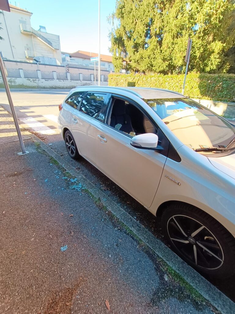 Finestrini infranti a raffica alle auto posteggiate in Borgo Trento