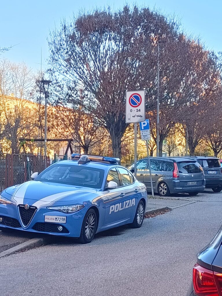 Finestrini infranti a raffica alle auto posteggiate in Borgo Trento