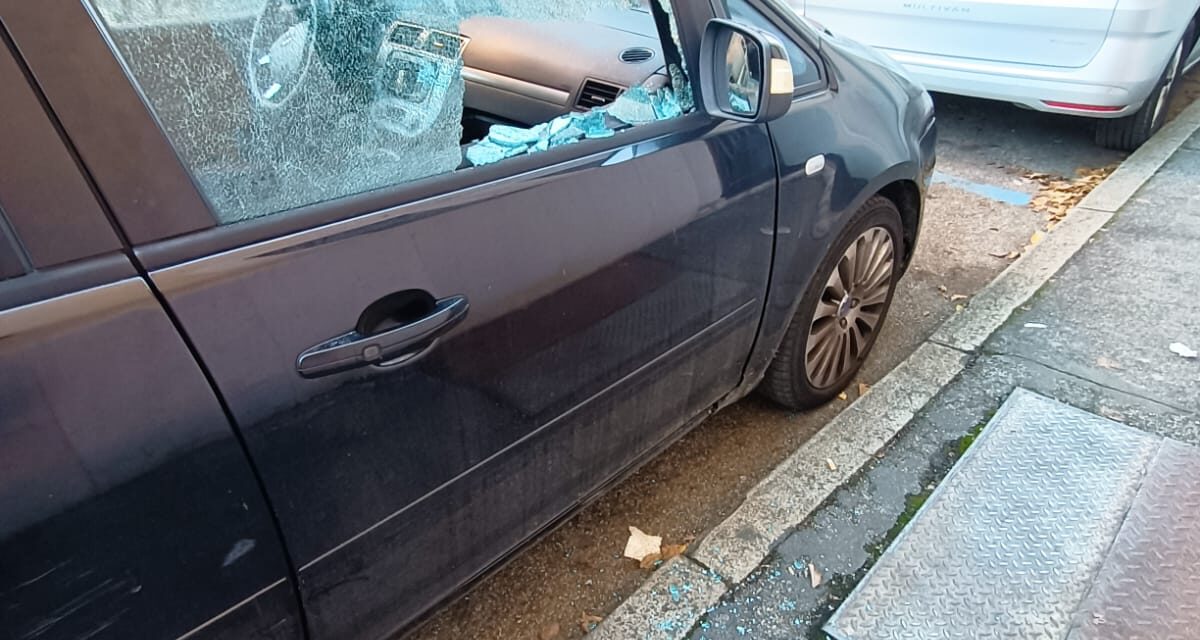 Finestrini infranti a raffica alle auto posteggiate in Borgo Trento