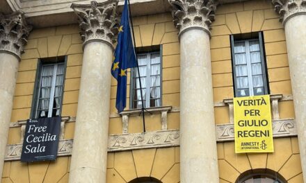 Striscioni sulla facciata del Comune. Chi li ha autorizzati?