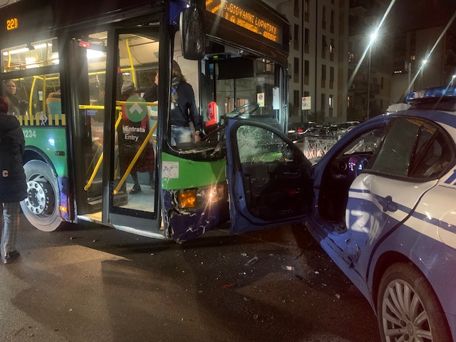 Bus conto auto della Polizia. Traffico bloccato in via 24 Maggio 