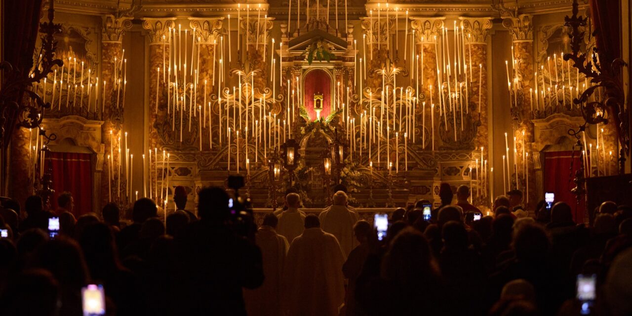 Malcesine e il Santo Triduo: 627 candele ad illuminare la chiesa di Santo Stefano