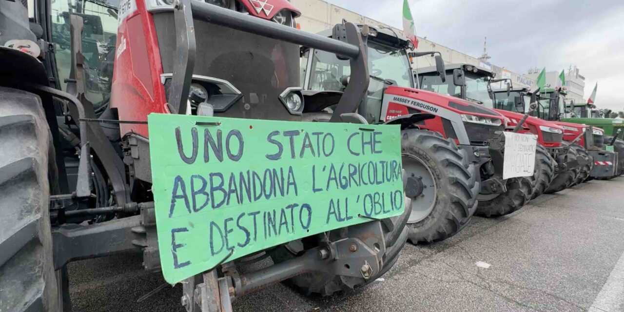 Tornano i trattori: “Le nostre aziende stanno andando in malora”